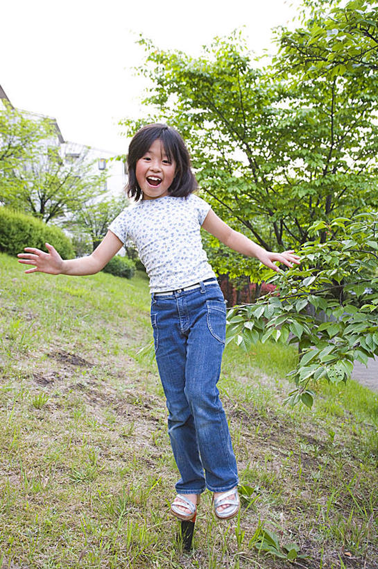 东方人,儿童,头发,一个人,站,伸展双臂,笑,微笑,露齿笑,竖图,室外,白天,正面,旅游,度假,纯洁,草地,草坪,植物,亚洲,仅一个女性,仅一个人,阴影,服装,裤子,光线,影子,注视,牛仔裤,休闲装,黄种人,娱乐,草,树,树木,小孩,衣服,蓝色,绿色,白色,黑色,蓝天,天空,阳光,自然,天,观察,看,站着,张嘴,仅一个小孩,享受,休闲,休闲服,放松,可爱,童年,童趣,服饰,生长,成长,观看,察看,关注,张大嘴巴,童真,烂漫,无邪,天真,女孩,女人,女性,亚洲人,孩子,张开嘴,敞开双臂,伸开双臂,展开双肩,站立,张开手臂,张开双臂,彩图,全身,五指张开,女生