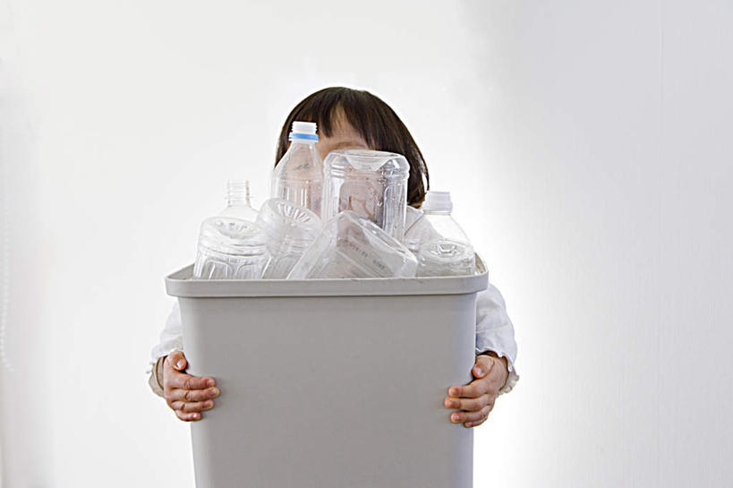 东方人,儿童,头发,一个人,站,捧,摸,横图,室内,白天,白色背景,正面,纯洁,亚洲,仅一个女性,仅一个人,许多,抚摸,服装,环保,塑料,垃圾,垃圾桶,注视,休闲装,黄种人,一个,小孩,衣服,白色,黑色,瓶子,容器,塑料制品,观察,看,站着,仅一个小孩,休闲,休闲服,可爱,童年,童趣,摄影,服饰,影棚,单个,观看,储藏,垃圾箱,回收,资源,察看,储存,关注,利用,童真,低碳,烂漫,无邪,循环,天真,女孩,女人,女性,亚洲人,孩子,触摸,端,端着,接触,捧着,手捧,站立,半身,彩图,影棚拍摄,拍摄,贮存,女生