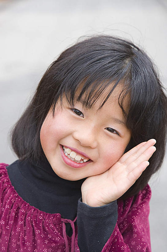 东方人,儿童,脸,头,脸颊,头发,一个人,站,举,笑,摸,微笑,露齿笑,竖图,俯视,室外,白天,毛衣,纯洁,亚洲,仅一个女性,仅一个人,抚摸,注视,黄种人,小孩,粉色,黑色,观察,看,托,站着,仅一个小孩,可爱,童年,童趣,观看,察看,关注,童真,烂漫,无邪,天真,女孩,女人,女性,亚洲人,孩子,头部,长发,脸部,脸蛋,面部,触摸,接触,举起,举手,举着,抬头,向上举,向上伸,向上托,仰头,站立,半身,彩图,高角度拍摄,绒衣,套衫,套头毛衣,线衣,女生