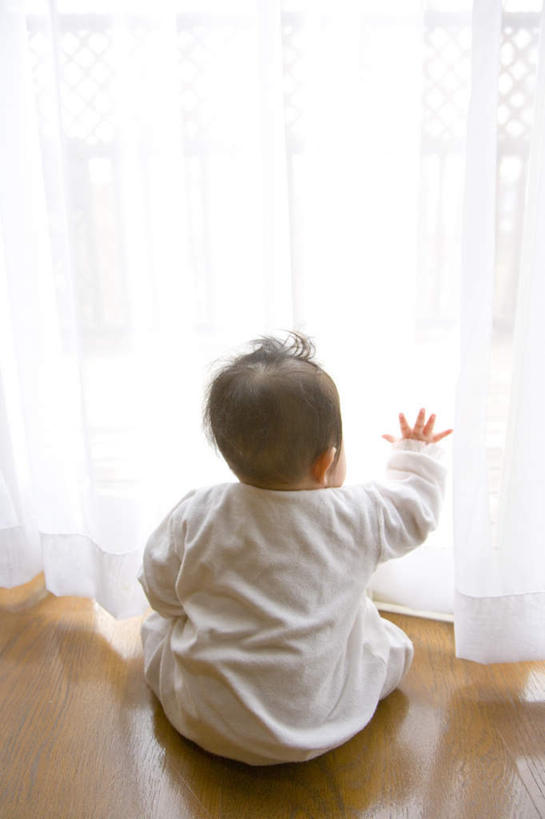 东方人,婴儿,儿童,头发,一个人,坐,摸,竖图,俯视,室内,白天,婴儿服装,纯洁,窗户,窗帘,地板,落地窗,亚洲,仅一个人,抚摸,阴影,光线,影子,墙,地面,注视,黄种人,木地板,玻璃窗,墙壁,墙面,小孩,白色,黑色,阳光,观察,看,可爱,伸手,活泼,观看,察看,关注,宝宝,纯真,烂漫,无邪,伶俐,天真,亚洲人,孩子,触摸,接触,坐着,彩图,高角度拍摄,全身,婴儿服,襁褓