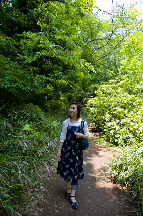 东方人,背,一个人,站,笑,摸,微笑,露齿笑,竖图,室外,白天,正面,旅游,度假,草地,草坪,植物,道路,路,亚洲,仅一个年轻女性,仅一个女性,仅一个人,抚摸,阴影,条纹,服装,光线,包,皮包,影子,小路,交通,扭头,注视,休闲装,黄种人,娱乐,草,树,树木,一个,衣服,蓝色,绿色,白色,蓝天,天空,阳光,自然,天,背着,观察,看,站着,转头,享受,休闲,休闲服,放松,服饰,乡间小路,生长,成长,观看,单肩包,察看,关注,年轻女性,女人,女性,亚洲人,触摸,接触,站立,彩图,全身