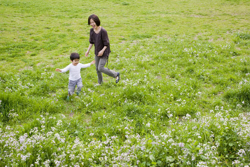 东方人,儿童,头发,两个人,家庭,母亲,女儿,站,跑,伸展双臂,横图,俯视,室外,白天,锻炼,旅游,度假,游戏,纯洁,运动,草地,草坪,植物,亚洲,阴影,服装,盛开,光线,影子,玩,花蕾,抬腿,休闲装,黄种人,娱乐,草,花,花瓣,花朵,鲜花,小孩,衣服,白色,黑色,灰色,阳光,花苞,花蕊,站着,享受,休闲,温暖,温馨,母女,一家人,休闲服,放松,可爱,母爱,童年,童趣,服饰,活动,和睦,发泄,消遣,智力,童真,烂漫,无邪,宣泄,体育,天真,年轻女性,女孩,女人,女性,亚洲人,孩子,年轻人,敞开双臂,跑步,伸开双臂,玩耍,嬉戏,展开双肩,站立,张开手臂,张开双臂,彩图,高角度拍摄,全身,健身,融洽,女生
