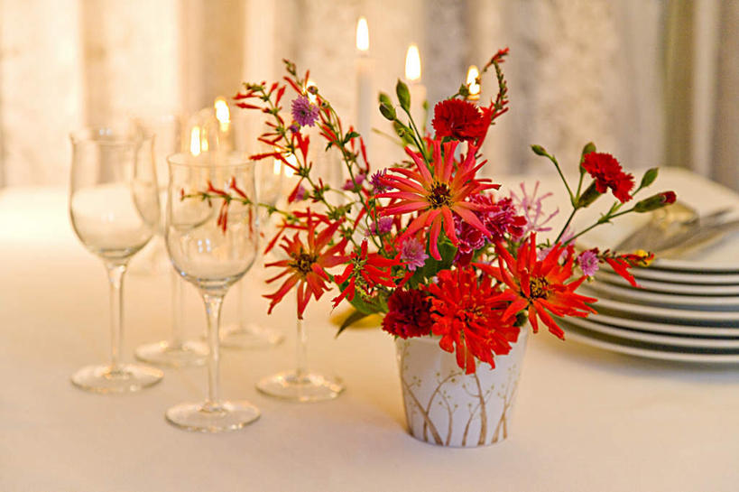 无人,横图,俯视,室内,白天,智慧,桌面,杯子,餐具,圣诞节,一堆,许多,阴影,堆叠,堆积,节日,庆祝,艺术,盛开,光线,碟子,高脚杯,盘,影子,圣诞红,一品红,红酒杯,花蕾,文化,玻璃制品,花,花瓣,花朵,鲜花,红色,阳光,插花,盘子,酒杯,碟,花苞,花蕊,圣诞花,庆典,猩猩木,纪念,绿洲,堆,插花艺术,创造,创作,想象,玻璃杯,彩图,高角度拍摄