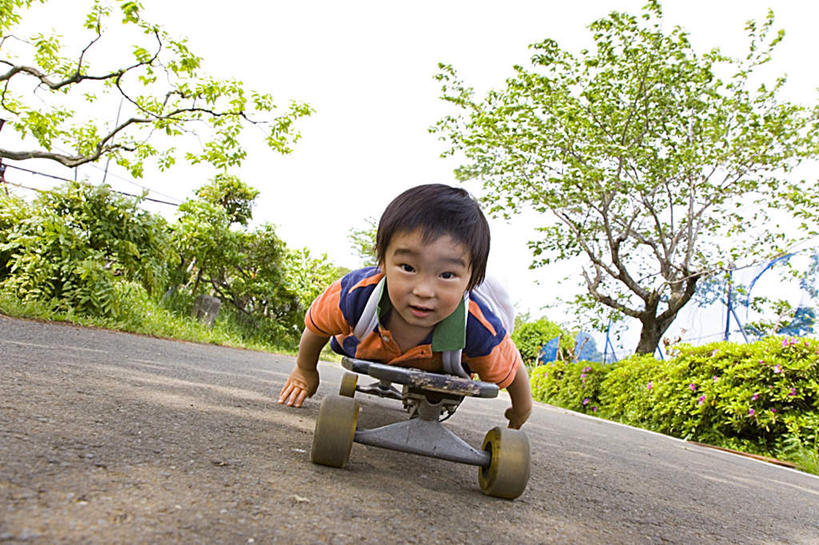 东方人,儿童,头发,一个人,笑,微笑,露齿笑,横图,室外,白天,正面,锻炼,旅游,度假,游戏,纯洁,运动,草地,草坪,植物,道路,路,亚洲,仅一个男性,仅一个人,一块,阴影,条纹,服装,光线,影子,云,云朵,小路,交通,玩,云彩,注视,休闲装,黄种人,娱乐,草,树,树木,小孩,衣服,黄色,蓝色,绿色,黑色,白云,蓝天,天空,阳光,自然,天,观察,看,趴着,仅一个小孩,享受,休闲,休闲服,放松,可爱,童年,童趣,服饰,乡间小路,生长,成长,滑板,观看,活动,察看,发泄,关注,消遣,智力,童真,烂漫,无邪,宣泄,体育,天真,男孩,男人,男性,亚洲人,孩子,趴,抬头,玩耍,嬉戏,仰头,彩图,全身,健身,男生