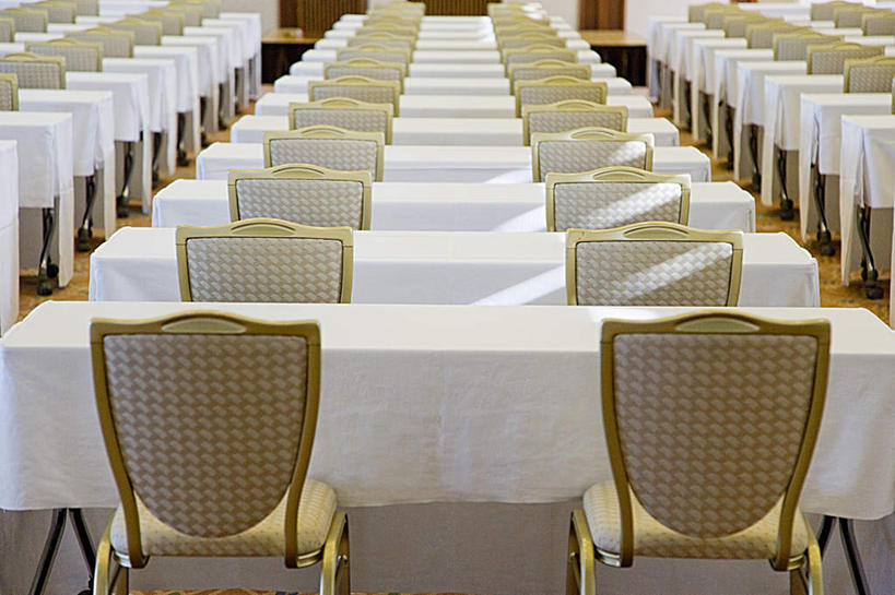 无人,会议室,横图,俯视,室内,白天,地板,桌子,椅子,一排,许多,阴影,整齐,光线,布料,影子,办公桌,木椅,地面,布纹,木地板,桌布,排列,白色,阳光,餐巾,台布,队列,彩图,高角度拍摄