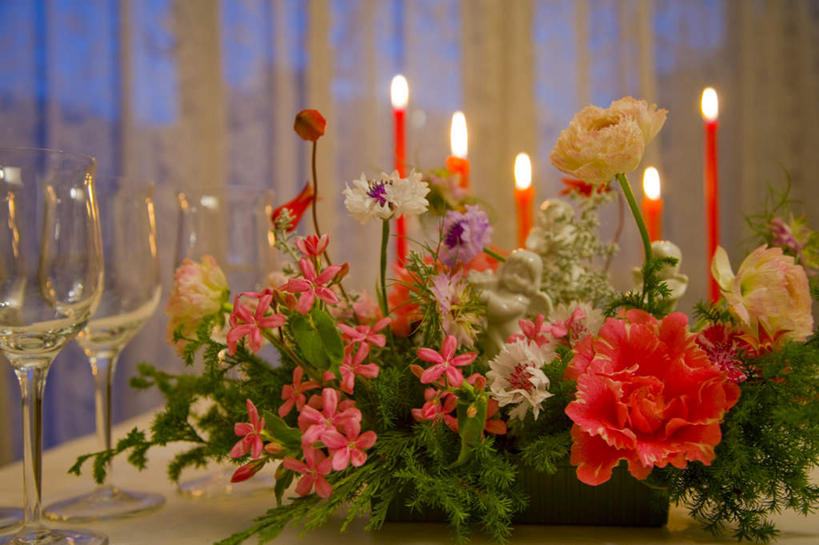 无人,横图,俯视,室内,白天,智慧,桌面,杯子,餐具,圣诞节,一堆,许多,阴影,堆叠,堆积,节日,庆祝,艺术,盛开,光线,碟子,高脚杯,盘,影子,饭厅,圣诞红,一品红,红酒杯,花蕾,文化,玻璃制品,花,花瓣,花朵,鲜花,红色,阳光,插花,盘子,酒杯,碟,花苞,花蕊,圣诞花,庆典,猩猩木,纪念,绿洲,堆,插花艺术,创造,创作,想象,玻璃杯,彩图,高角度拍摄