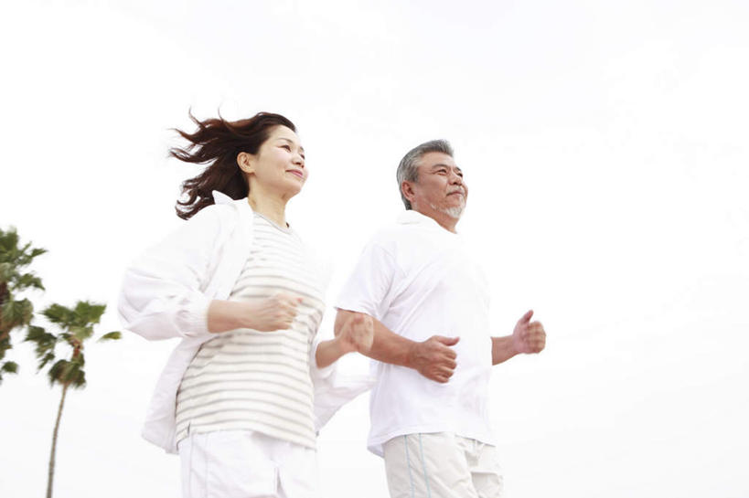 东方人,头发,两个人,家庭,夫妻,站,跑,笑,微笑,露齿笑,横图,室外,白天,仰视,爱情,锻炼,旅游,度假,运动,植物,亚洲,阴影,服装,光线,影子,云,云朵,浪漫,云彩,注视,休闲装,黄种人,娱乐,树,树木,衣服,蓝色,绿色,白色,黑色,白云,蓝天,天空,阳光,自然,天,观察,看,站着,享受,休闲,温暖,温馨,一家人,休闲服,恩爱,放松,恋人,服饰,生长,成长,观看,和睦,察看,关注,体育,老年男性,老年女性,男人,男性,女人,女性,亚洲人,长发,夫妇,情侣,跑步,站立,半身,彩图,低角度拍摄,健身,伴侣,融洽