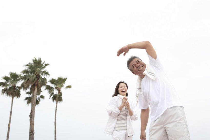 东方人,头发,两个人,家庭,夫妻,站,举,笑,微笑,露齿笑,横图,室外,白天,仰视,爱情,旅游,度假,快乐,兴奋,骄傲,成功,胜利,植物,亚洲,击掌,弯腰,阴影,服装,光线,影子,云,云朵,浪漫,云彩,注视,休闲装,黄种人,娱乐,树,树木,衣服,蓝色,绿色,白色,黑色,白云,蓝天,天空,阳光,自然,天,观察,看,手势,托,站着,张嘴,享受,休闲,温暖,温馨,一家人,休闲服,恩爱,放松,自信,恋人,服饰,生长,成长,观看,和睦,察看,关注,张大嘴巴,弯身,老年男性,老年女性,男人,男性,女人,女性,亚洲人,夫妇,情侣,张开嘴,举起,举手,举着,拍手,向上举,向上伸,向上托,站立,半身,彩图,低角度拍摄,欢乐,开心,伴侣,融洽