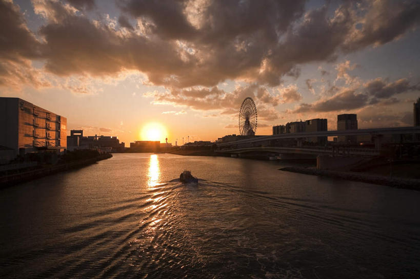 帆船,无人,高楼大厦,横图,室外,白天,正面,旅游,度假,草地,草坪,日出,河流,美景,水,太阳,植物,大厦,建筑,摩天大楼,船,东京,日本,亚洲,波纹,河水,景观,水流,云,云朵,朝霞,晨曦,黎明,云彩,娱乐,草,树,树木,蓝色,绿色,白云,蓝天,水纹,天空,阳光,自然,交通工具,波浪,天,驾驶,行驶,享受,休闲,景色,放松,生长,成长,操纵,控制,自然风光,载具,东亚,操控,本州,关东地方,本州岛,日本国,东京都,把持,朝阳,彩图,破晓,大楼,高层建筑,高楼,摩天楼