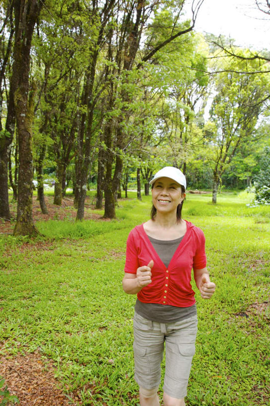 东方人,头发,一个人,站,跑,笑,微笑,露齿笑,竖图,俯视,室外,白天,锻炼,旅游,度假,运动,草地,草坪,植物,帽子,亚洲,仅一个女性,仅一个人,阴影,服装,光线,影子,云,云朵,云彩,注视,休闲装,黄种人,娱乐,运动帽,草,树,树木,衣服,红色,蓝色,绿色,白色,黑色,白云,蓝天,天空,阳光,自然,天,观察,看,站着,仅一个中年女性,享受,休闲,休闲服,鸭舌帽,放松,服饰,生长,成长,观看,察看,关注,一顶,体育,女人,女性,中年女性,亚洲人,跑步,站立,半身,彩图,高角度拍摄,健身