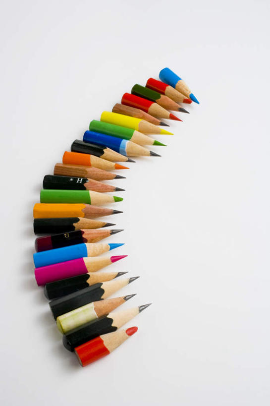 无人,竖图,俯视,室内,白天,白色背景,桌面,一排,许多,阴影,弯曲,整齐,光线,曲线,笔,蜡笔,影子,办公用品,文具,排列,黄色,红色,蓝色,绿色,紫色,黑色,阳光,学习用品,摄影,影棚,文具用品,弧线,队列,彩图,高角度拍摄,影棚拍摄,拍摄