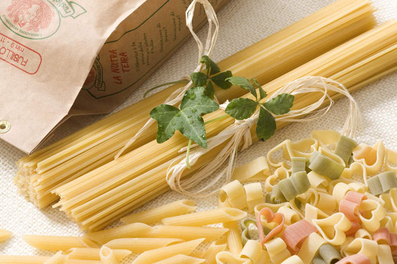 面食,面条,意大利面,通心粉,无人,横图,俯视,室内,白天,白色背景,西餐,桌面,叶子,一堆,阴影,堆叠,堆积,光线,影子,面,料理,食品,绿叶,食物,一个,阳光,包装盒,嫩叶,西式,摄影,影棚,单个,堆,蝴蝶面,螺旋面,叶,叶片,彩图,高角度拍摄,影棚拍摄,拍摄