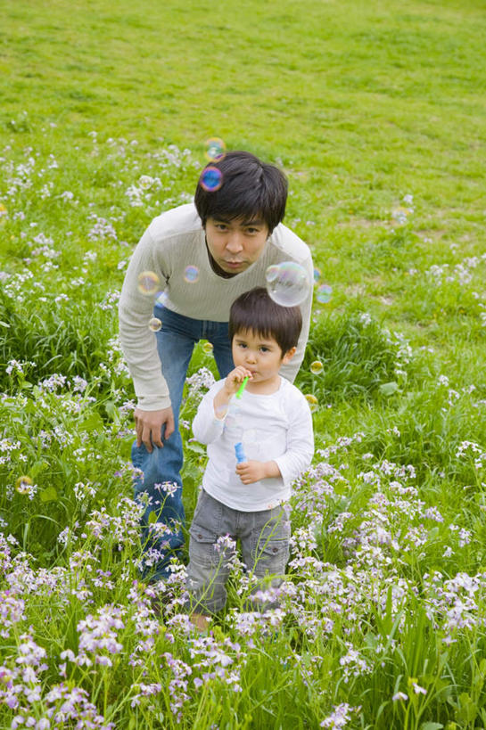 东方人,儿童,头发,两个人,家庭,父亲,儿子,站,笑,摸,微笑,露齿笑,竖图,俯视,室外,白天,旅游,度假,纯洁,草地,草坪,植物,亚洲,抚摸,弯腰,阴影,服装,盛开,光线,影子,花蕾,注视,休闲装,黄种人,娱乐,草,花,花瓣,花朵,鲜花,小孩,衣服,绿色,白色,黑色,阳光,花苞,花蕊,观察,看,站着,享受,休闲,温暖,温馨,父子,一家人,休闲服,放松,父爱,可爱,童年,童趣,服饰,观看,和睦,察看,关注,童真,烂漫,无邪,弯身,天真,男孩,男人,男性,年轻男性,亚洲人,孩子,年轻人,触摸,接触,站立,彩图,高角度拍摄,全身,融洽,男生