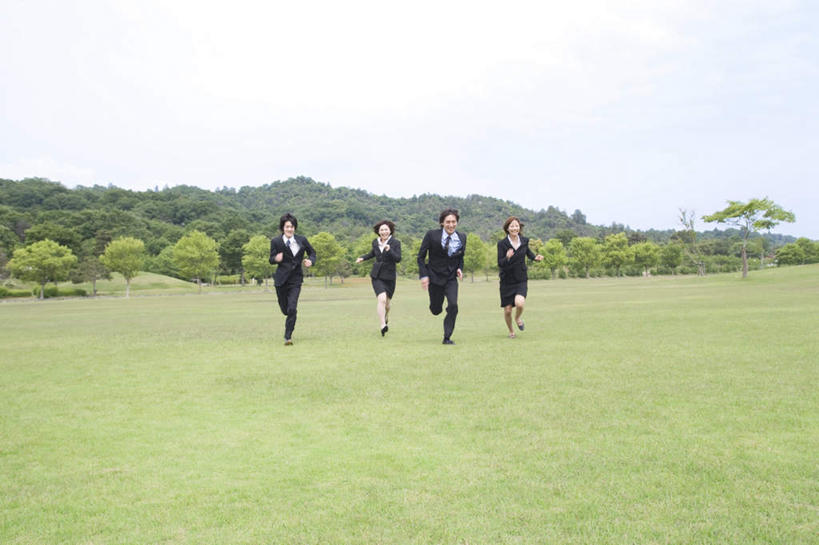 东方人,头发,四个人,同事,商务人士,商务男性,商务女性,站,跑,横图,室外,白天,正面,衬衫,锻炼,旅游,度假,成功,运动,合作,团队,集体,信心,草地,草坪,山,山脉,植物,亚洲,一排,阴影,套装,整齐,光线,影子,山峰,云,云朵,领带,山峦,云彩,黄种人,娱乐,队伍,草,树,树木,排列,蓝色,绿色,黑色,白云,蓝天,天空,阳光,自然,群山,天,站着,享受,休闲,放松,生长,成长,领导,成就,队列,商务装,合伙,领袖,工薪阶层,体育,男人,男性,年轻男性,年轻女性,女人,女性,亚洲人,长发,白领,上班族,跑步,站立,彩图,全身,衬衣,健身