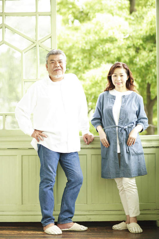 东方人,头发,两个人,家庭,夫妻,笑,摸,微笑,露齿笑,竖图,室内,白天,正面,爱情,植物,窗户,落地窗,亚洲,撑,抚摸,阴影,服装,光线,影子,墙,浪漫,注视,休闲装,黄种人,玻璃窗,墙壁,墙面,树,树木,衣服,蓝色,绿色,白色,黑色,蓝天,天空,阳光,自然,天,观察,看,靠,靠着,倚靠,休闲,温暖,温馨,一家人,休闲服,恩爱,恋人,服饰,生长,成长,观看,和睦,察看,撑着,倚着,关注,老年男性,老年女性,男人,男性,女人,女性,亚洲人,夫妇,情侣,触摸,接触,彩图,全身,伴侣,融洽