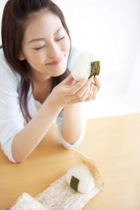 米饭,饭团,东方人,头发,一个人,坐,举,捧,笑,摸,微笑,露齿笑,竖图,俯视,室内,白天,餐具,亚洲,仅一个年轻女性,仅一个女性,仅一个人,抚摸,握,服装,碟子,盘,饭,拿,拿着,注视,休闲装,黄种人,两个,衣服,白色,黑色,盘子,碟,低头,观察,看,托,休闲,休闲服,握着,服饰,观看,五谷,察看,关注,年轻女性,女人,女性,亚洲人,长发,触摸,端,端着,接触,举起,举手,举着,捧着,手捧,向上举,向上伸,向上托,坐着,半身,彩图,高角度拍摄