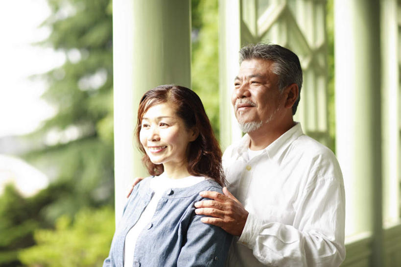 东方人,头发,两个人,家庭,夫妻,栏杆,站,笑,摸,微笑,露齿笑,横图,室外,白天,正面,爱情,旅游,度假,草地,草坪,植物,亚洲,撑,抚摸,阴影,服装,光线,影子,墙,围栏,浪漫,依偎,注视,休闲装,黄种人,娱乐,护栏,墙壁,墙面,草,树,树木,衣服,蓝色,绿色,白色,黑色,蓝天,天空,阳光,自然,天,观察,看,靠,靠着,倚靠,站着,享受,休闲,温暖,温馨,一家人,休闲服,恩爱,放松,恋人,服饰,生长,成长,观看,和睦,察看,撑着,倚着,关注,依附,依赖,投靠,老年男性,老年女性,男人,男性,女人,女性,亚洲人,长发,夫妇,情侣,触摸,接触,站立,半身,彩图,伴侣,融洽