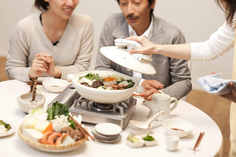 海鲜,东方人,三个人,伙伴,朋友,客厅,坐,捧,笑,摸,微笑,露齿笑,横图,俯视,室内,白天,烹饪,友谊,餐桌,筷子,桌子,蔬菜,餐具,亚洲,抚摸,握,服装,新鲜,碟子,盘,勺子,墙,菌菇,蘑菇,肉,虾,日本料理,料理,食品,拿,菌类,拿着,注视,休闲装,黄种人,文化,传统,水产,菜肴,美食,肉类,海洋生物,墙壁,墙面,食物,衣服,白色,盘子,调羹,碟,汤匙,碗,日式料理,观察,看,休闲,日式,休闲服,食用菌,握着,服饰,佳肴,有机食品,绿色食品,餐台,观看,礼节,察看,起居室,关注,水生动物,海产品,礼仪,水生物,肉食,海底动物,友情,男人,男性,年轻男性,年轻女性,女人,女性,亚洲人,进餐用具,烹调用具,触摸,端,端着,接触,捧着,手捧,坐着,半身,彩图,高角度拍摄