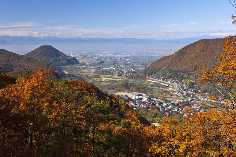 无人,家,横图,俯视,航拍,室外,白天,旅游,度假,草地,草坪,美景,山,山脉,植物,日本,亚洲,阴影,光线,影子,房屋,屋子,景观,山峰,云,云朵,山峦,云彩,娱乐,楼房,住宅,草,树,树木,蓝色,绿色,白云,蓝天,天空,阳光,自然,群山,天,享受,休闲,景色,放松,生长,成长,鸟瞰,自然风光,东亚,本州,本州岛,日本国,东北地方,山形,山形县,彩图,高角度拍摄,房子