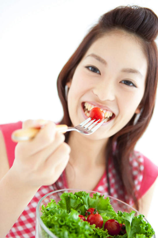 东方人,头发,一个人,站,举,笑,摸,吃,微笑,露齿笑,竖图,室内,白天,白色背景,正面,蔬菜,西红柿,餐具,水果,亚洲,仅一个年轻女性,仅一个女性,仅一个人,抚摸,握,服装,碟子,盘,勺子,生菜,莴苣,蔬菜沙拉,沙拉,拿,拿着,注视,休闲装,黄种人,色拉,沙律,一个,衣服,粉色,黑色,盘子,调羹,碟,汤匙,观察,看,托,站着,休闲,休闲服,握着,摄影,服饰,有机食品,绿色食品,影棚,单个,观看,色拉酱,察看,关注,千岛酱,春菜,鹅仔菜,莴仔菜,千金菜,叶用莴苣,年轻女性,女人,女性,亚洲人,长发,樱桃番茄,圣女果,番茄,触摸,接触,举起,举手,举着,嚼,食,向上举,向上伸,向上托,站立,半身,彩图,影棚拍摄,拍摄