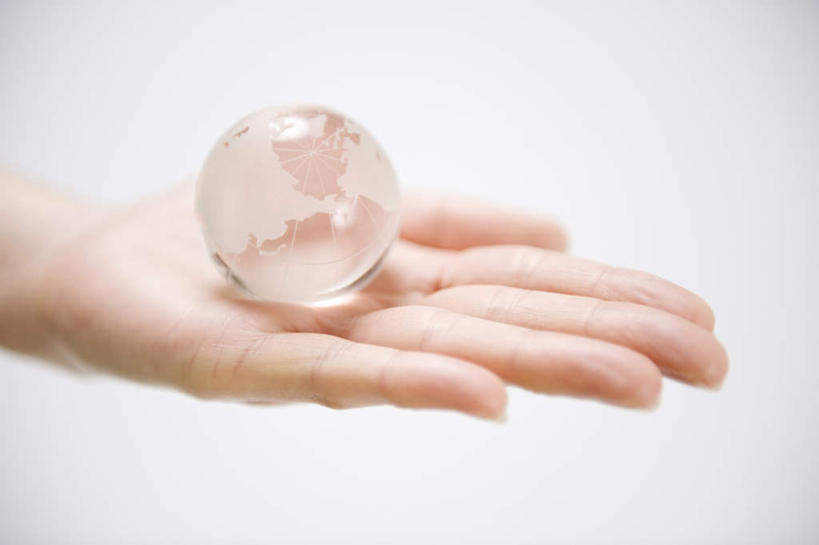 东方人,手,一个人,捧,横图,俯视,室内,特写,白天,白色背景,海洋,玻璃,亚洲,仅一个年轻女性,仅一个女性,仅一个人,阴影,透明,光线,影子,世界地图,地球,陆地,水晶,全球,黄种人,玻璃制品,一个,阳光,玻璃球,球体,手部,水晶球,摄影,地理,国家,影棚,单个,单手,大陆,世界,年轻女性,女人,女性,亚洲人,端,端着,捧着,手捧,半身,彩图,高角度拍摄,影棚拍摄,拍摄,大洋,大洲