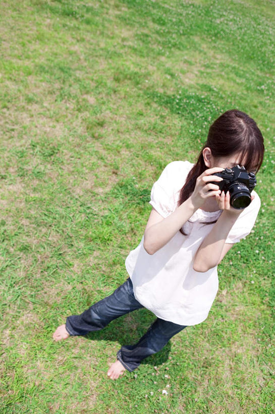 东方人,头发,一个人,站,举,摸,竖图,俯视,室外,白天,旅游,度假,草地,草坪,植物,相机,亚洲,仅一个年轻女性,仅一个女性,仅一个人,抚摸,握,阴影,服装,光线,影子,拿,拿着,休闲装,黄种人,娱乐,草,一个,拍照,衣服,绿色,白色,黑色,阳光,数码相机,托,站着,享受,休闲,休闲服,放松,握着,摄影,服饰,单个,年轻女性,女人,女性,亚洲人,长发,照相机,触摸,接触,举起,举手,举着,向上举,向上伸,向上托,站立,彩图,高角度拍摄,全身,照相