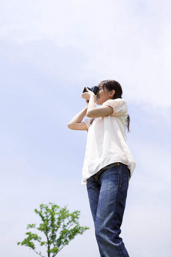 东方人,头发,一个人,站,举,笑,摸,微笑,露齿笑,竖图,室外,白天,仰视,旅游,度假,植物,相机,亚洲,仅一个年轻女性,仅一个女性,仅一个人,抚摸,握,阴影,服装,光线,影子,云,云朵,拿,云彩,拿着,注视,休闲装,黄种人,娱乐,树,树木,一个,拍照,衣服,蓝色,绿色,白色,黑色,白云,蓝天,天空,阳光,自然,数码相机,天,观察,看,托,站着,享受,休闲,休闲服,放松,握着,摄影,服饰,生长,单个,成长,观看,察看,关注,年轻女性,女人,女性,亚洲人,照相机,触摸,接触,举起,举手,举着,向上举,向上伸,向上托,站立,半身,彩图,低角度拍摄,照相