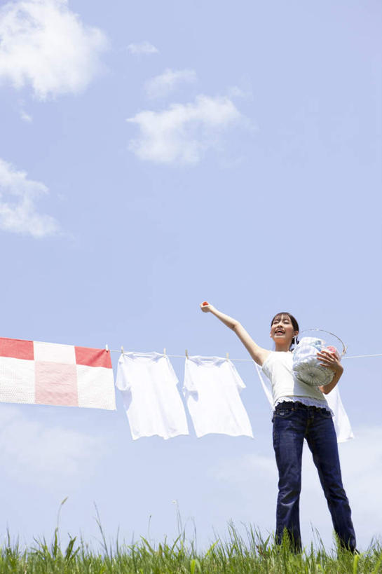 东方人,头发,一个人,站,举,捧,摸,竖图,室外,白天,仰视,旅游,度假,亚洲,仅一个年轻女性,仅一个女性,仅一个人,一堆,许多,抚摸,握,悬挂,阴影,堆叠,堆积,服装,光线,篮子,影子,云,云朵,床单,拿,云彩,拿着,休闲装,黄种人,娱乐,被子,一个,衣服,蓝色,白色,黑色,白云,蓝天,天空,阳光,天,托,站着,享受,休闲,休闲服,放松,晒,握着,服饰,单个,堆,年轻女性,女人,女性,亚洲人,长发,触摸,端,端着,接触,举起,举手,举着,捧着,手捧,向上举,向上伸,向上托,站立,彩图,低角度拍摄,全身