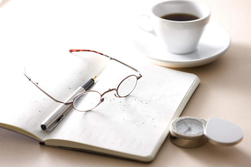 无人,横图,俯视,室内,特写,白天,桌面,静物,杯子,餐具,一本,一副,阴影,朦胧,模糊,时间,光线,笔,瓷器,碟子,盘,时钟,眼镜,影子,办公用品,记事本,咖啡杯,陶瓷制品,计时,文具,阳光,本子,笔记本,盘子,学习用品,碟,钟表,表,文具用品,一支,瓷杯,近视眼镜,钟,彩图,高角度拍摄