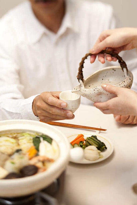 东方人,胡须,头发,两个人,家庭,夫妻,坐,笑,摸,微笑,露齿笑,竖图,室内,白天,正面,衬衫,爱情,烹饪,筷子,蔬菜,餐具,亚洲,倒,抚摸,握,新鲜,碟子,壶,盘,菌菇,蘑菇,日本料理,料理,食品,浪漫,拿,菌类,拎,拿着,注视,黄种人,文化,传统,菜肴,美食,水壶,食物,白色,黑色,盘子,茶壶,碟,碗,日式料理,观察,看,靠,靠着,倚靠,日式,温暖,温馨,一家人,食用菌,恩爱,握着,恋人,佳肴,有机食品,绿色食品,观看,礼节,和睦,察看,倚着,关注,礼仪,男人,男性,年轻男性,年轻女性,女人,女性,亚洲人,山羊胡,胡子,夫妇,情侣,进餐用具,烹调用具,触摸,接触,坐着,半身,彩图,衬衣,伴侣,融洽,拎着