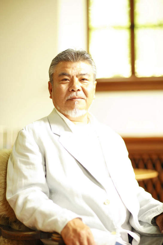 东方人,胡须,头发,一个人,坐,笑,摸,微笑,露齿笑,竖图,室内,白天,正面,衬衫,窗户,椅子,亚洲,仅一个男性,仅一个人,撑,抚摸,阴影,光线,影子,木椅,墙,注视,黄种人,玻璃窗,墙壁,墙面,白色,阳光,观察,看,靠,靠着,倚靠,仅一个老年男性,观看,察看,撑着,倚着,关注,老年男性,男人,男性,亚洲人,胡子,络腮胡,触摸,接触,坐着,半身,彩图,衬衣