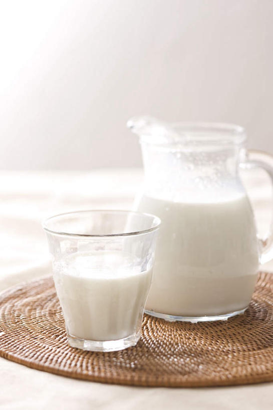 牛奶,无人,竖图,俯视,室内,白天,桌面,杯子,阴影,光线,布料,影子,饮品,两杯,营养,布纹,玻璃制品,桌布,饮料,白色,阳光,餐巾,水杯,台布,乳制品,奶,安神,玻璃杯,彩图,高角度拍摄