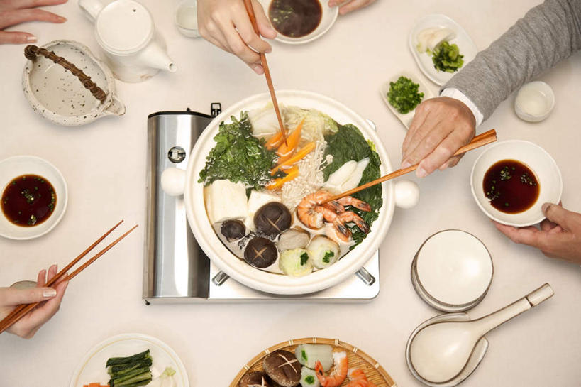 海鲜,豆腐,东方人,手,伙伴,朋友,摸,横图,俯视,室内,白天,烹饪,友谊,成功,合作,团队,集体,信心,筷子,蔬菜,餐具,亚洲,一锅,抚摸,握,新鲜,碟子,盘,花菜,花椰菜,菌菇,蘑菇,西兰花,肉,汤,虾,日本料理,料理,食品,许多人,夹,拿,菌类,拿着,黄种人,文化,传统,队伍,水产,菜肴,美食,肉类,海洋生物,食物,三个,盘子,碟,碗,日式料理,一群人,日式,手部,食用菌,握着,佳肴,有机食品,绿色食品,礼节,豆制品,成就,水生动物,海产品,礼仪,水生物,合伙,肉食,海底动物,友情,男人,男性,年轻男性,年轻女性,女人,女性,亚洲人,进餐用具,烹调用具,触摸,接触,半身,彩图,高角度拍摄