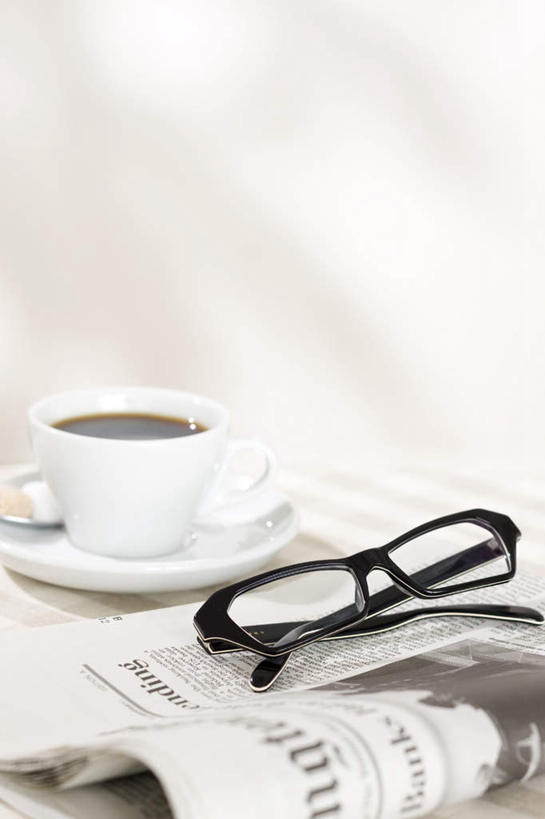 咖啡,无人,竖图,俯视,室内,白天,桌面,报纸,杯子,餐具,一副,一张,阴影,光线,信息,瓷器,碟子,盘,图案,眼镜,影子,咖啡杯,陶瓷制品,一杯,阳光,盘子,碟,新闻,瓷杯,近视眼镜,彩图,高角度拍摄,报刊
