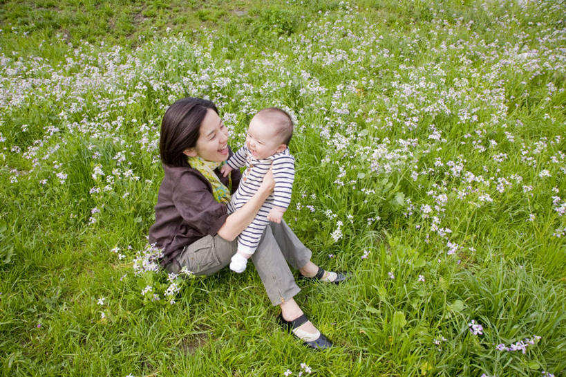 东方人,婴儿,儿童,头发,两个人,家庭,母亲,坐,抱,笑,摸,微笑,露齿笑,横图,俯视,室外,白天,旅游,度假,纯洁,草地,草坪,植物,亚洲,抚摸,阴影,服装,盛开,光线,影子,花蕾,注视,休闲装,黄种人,娱乐,相视,草,花,花瓣,花朵,鲜花,小孩,衣服,绿色,白色,黑色,灰色,阳光,花苞,花蕊,观察,看,享受,休闲,温暖,温馨,一家人,面对面,休闲服,放松,可爱,服饰,活泼,抱着,观看,对视,和睦,察看,搂着,关注,宝宝,相对,纯真,烂漫,无邪,相看,伶俐,天真,年轻女性,女人,女性,亚洲人,孩子,触摸,接触,搂,搂抱,相抱,坐着,彩图,高角度拍摄,全身,融洽
