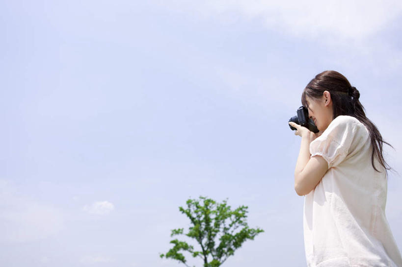 东方人,头发,一个人,站,举,笑,摸,微笑,露齿笑,横图,室外,白天,仰视,旅游,度假,植物,相机,亚洲,仅一个年轻女性,仅一个女性,仅一个人,抚摸,握,阴影,服装,光线,影子,云,云朵,拿,云彩,拿着,注视,休闲装,黄种人,娱乐,树,树木,一个,拍照,衣服,蓝色,绿色,白色,黑色,白云,蓝天,天空,阳光,自然,数码相机,天,观察,看,托,站着,享受,休闲,休闲服,放松,握着,摄影,服饰,生长,单个,成长,观看,察看,关注,年轻女性,女人,女性,亚洲人,长发,照相机,触摸,接触,举起,举手,举着,向上举,向上伸,向上托,站立,半身,彩图,低角度拍摄,照相