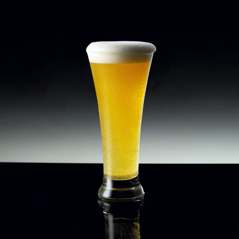 啤酒,无人,方图,室内,白天,正面,桌面,杯子,阴影,灰色背景,光线,液体,影子,酒类,一杯,玻璃制品,酒,饮料,一个,黄色,阳光,水杯,摄影,影棚,单个,玻璃杯,彩图,影棚拍摄,拍摄