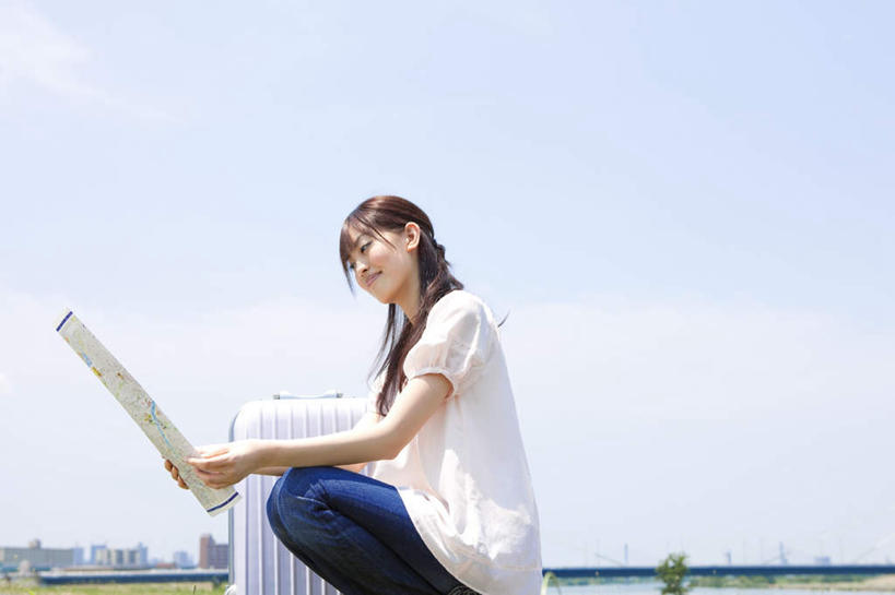 东方人,头发,一个人,家,蹲,笑,摸,微笑,露齿笑,横图,室外,白天,侧面,旅游,度假,阅读,报纸,亚洲,仅一个年轻女性,仅一个女性,仅一个人,一张,抚摸,握,学习,阴影,服装,裤子,光线,信息,影子,房屋,屋子,云,云朵,拿,云彩,拿着,注视,牛仔裤,休闲装,黄种人,娱乐,楼房,住宅,衣服,蓝色,白色,黑色,白云,蓝天,天空,阳光,天,观察,看,享受,休闲,休闲服,放松,浏览,握着,服饰,观看,新闻,察看,关注,年轻女性,女人,女性,亚洲人,长发,触摸,蹲着,接触,半身,彩图,房子,报刊