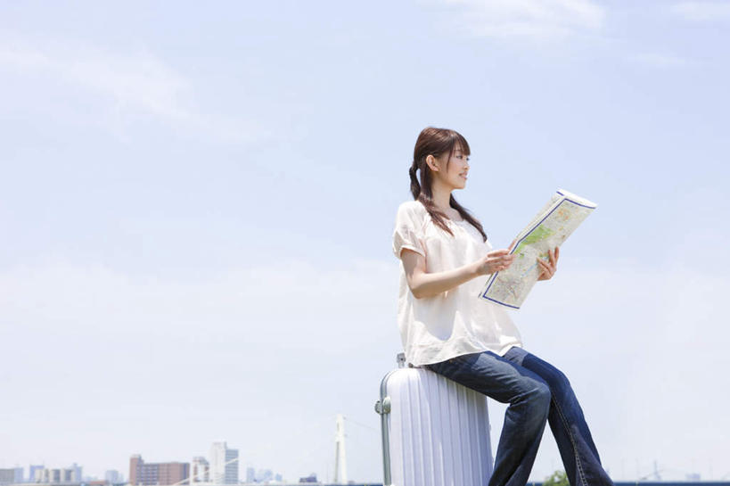 东方人,头发,一个人,家,站,摸,横图,室外,白天,侧面,旅游,度假,道路,地图,亚洲,仅一个年轻女性,仅一个女性,仅一个人,一张,抚摸,握,阴影,服装,光线,信息,拉杆箱,旅行箱,影子,房屋,屋子,云,云朵,交通,拿,云彩,拿着,注视,休闲装,黄种人,方向,娱乐,楼房,住宅,一个,衣服,蓝色,白色,黑色,白云,蓝天,天空,阳光,行李箱,箱子,天,观察,看,站着,享受,休闲,休闲服,放松,握着,服饰,单个,观看,引导,指引,出差,察看,关注,年轻女性,女人,女性,亚洲人,长发,触摸,接触,站立,半身,彩图,旅行,房子,导航