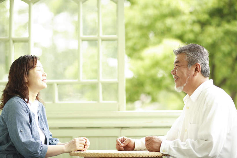 东方人,头发,两个人,家庭,夫妻,坐,笑,摸,微笑,露齿笑,横图,室内,白天,侧面,爱情,旅游,度假,植物,餐桌,窗户,桌子,亚洲,撑,抚摸,阴影,服装,光线,影子,墙,浪漫,注视,休闲装,黄种人,娱乐,玻璃窗,相视,墙壁,墙面,树,树木,衣服,蓝色,绿色,白色,阳光,自然,观察,看,享受,休闲,温暖,温馨,一家人,面对面,休闲服,恩爱,放松,恋人,服饰,生长,成长,餐台,观看,对视,和睦,察看,撑着,关注,相对,相看,老年男性,老年女性,男人,男性,女人,女性,亚洲人,夫妇,情侣,触摸,接触,坐着,半身,彩图,伴侣,融洽