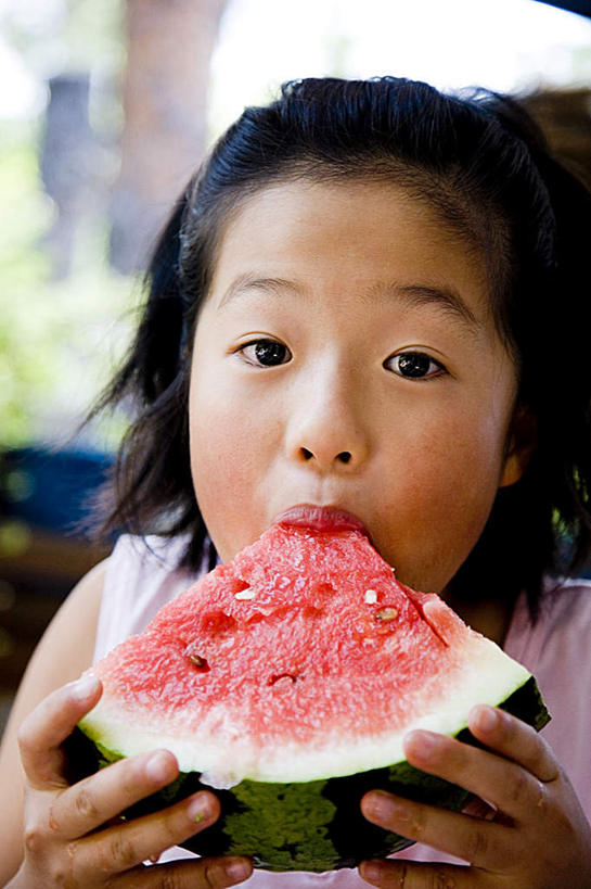 东方人,儿童,头发,一个人,坐,举,捧,笑,摸,吃,微笑,露齿笑,竖图,室内,白天,正面,纯洁,窗户,西瓜,水果,亚洲,仅一个女性,仅一个人,一块,抚摸,切开,握,阴影,服装,新鲜,光线,影子,墙,生食,食品,果实,拿,拿着,注视,休闲装,黄种人,玻璃窗,墙壁,墙面,食物,小孩,衣服,黑色,阳光,观察,看,切,托,仅一个小孩,休闲,休闲服,可爱,童年,童趣,握着,服饰,有机食品,绿色食品,观看,察看,关注,剖面,童真,烂漫,无邪,切面,天真,女孩,女人,女性,亚洲人,孩子,长发,寒瓜,触摸,端,端着,接触,举起,举手,举着,嚼,捧着,食,手捧,向上举,向上伸,向上托,坐着,半身,彩图,女生