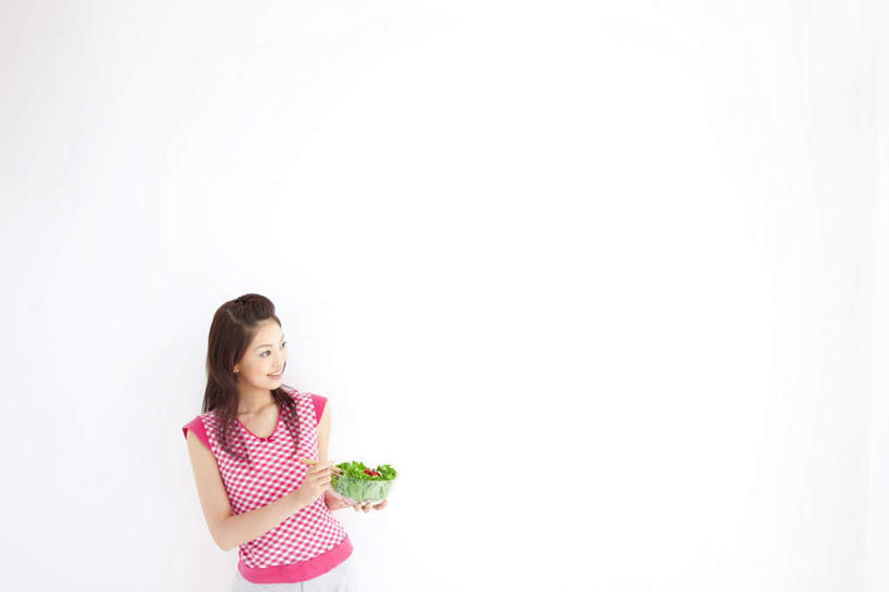 东方人,头发,一个人,站,捧,笑,摸,微笑,露齿笑,横图,俯视,室内,白天,白色背景,蔬菜,西红柿,水果,亚洲,仅一个年轻女性,仅一个女性,仅一个人,抚摸,握,服装,生菜,莴苣,蔬菜沙拉,沙拉,拿,拿着,注视,休闲装,黄种人,色拉,沙律,衣服,粉色,红色,黑色,观察,看,站着,休闲,休闲服,握着,摄影,服饰,有机食品,绿色食品,影棚,观看,色拉酱,察看,关注,千岛酱,春菜,鹅仔菜,莴仔菜,千金菜,叶用莴苣,年轻女性,女人,女性,亚洲人,长发,樱桃番茄,圣女果,番茄,触摸,端,端着,接触,捧着,手捧,站立,半身,彩图,高角度拍摄,影棚拍摄,拍摄
