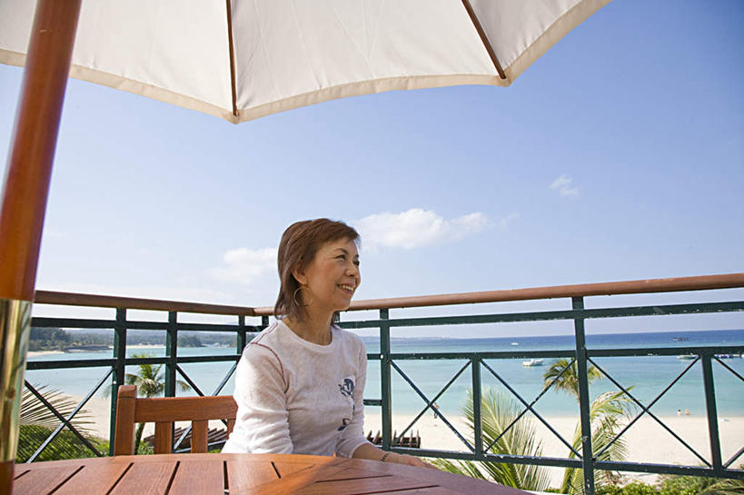 东方人,头发,一个人,栏杆,坐,笑,微笑,露齿笑,横图,室外,白天,侧面,旅游,度假,草地,草坪,海浪,海洋,沙滩,植物,餐桌,桌子,椅子,亚洲,仅一个女性,仅一个人,阴影,服装,光线,伞,沙子,影子,雨伞,遮阳伞,木椅,海岸,浪花,云,云朵,围栏,沙地,云彩,注视,休闲装,黄种人,娱乐,阳伞,护栏,草,树,树木,衣服,黄色,蓝色,绿色,白色,白云,蓝天,天空,阳光,自然,海水,天,观察,看,靠,靠着,倚靠,仅一个中年女性,享受,休闲,休闲服,放松,服饰,生长,成长,餐台,观看,察看,倚着,关注,海景,女人,女性,中年女性,亚洲人,大海,风浪,海,海水的波动,海滩,近岸浪,涌浪,坐着,半身,彩图