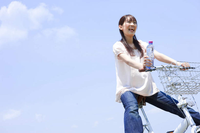 东方人,头发,一个人,坐,笑,摸,微笑,露齿笑,横图,室外,白天,仰视,旅游,度假,自行车,亚洲,仅一个年轻女性,仅一个女性,仅一个人,一辆,抚摸,握,阴影,服装,裤子,光线,影子,云,云朵,云彩,注视,牛仔裤,休闲装,黄种人,娱乐,车,脚踏车,一个,衣服,蓝色,白色,黑色,白云,蓝天,天空,阳光,瓶子,塑料制品,交通工具,天,观察,看,张嘴,享受,休闲,休闲服,塑料瓶,放松,握着,服饰,单个,观看,察看,关注,载具,张大嘴巴,年轻女性,女人,女性,亚洲人,长发,张开嘴,触摸,接触,坐着,半身,彩图,低角度拍摄