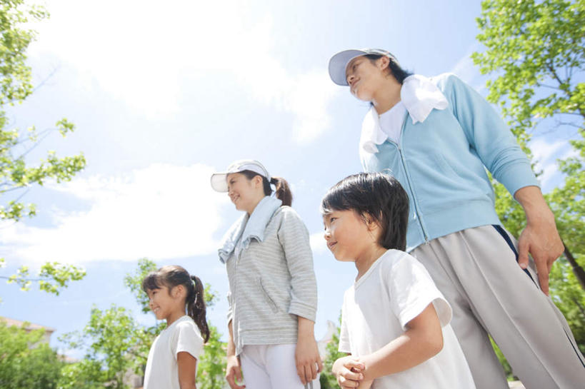 东方人,儿童,头发,四个人,家庭,夫妻,母亲,父亲,女儿,儿子,站,笑,摸,微笑,露齿笑,横图,室外,白天,仰视,爱情,旅游,度假,纯洁,草地,草坪,植物,帽子,亚洲,一条,抚摸,阴影,服装,光线,影子,云,云朵,浪漫,云彩,注视,休闲装,黄种人,娱乐,运动帽,草,树,树木,小孩,衣服,蓝色,绿色,白色,黑色,白云,蓝天,天空,阳光,自然,毛巾,天,观察,看,站着,享受,休闲,温暖,温馨,父子,母女,一家人,休闲服,鸭舌帽,恩爱,放松,父爱,可爱,母爱,童年,童趣,恋人,服饰,生长,成长,观看,和睦,察看,关注,童真,烂漫,无邪,一顶,天真,男孩,男人,男性,年轻男性,年轻女性,女孩,女人,女性,亚洲人,孩子,夫妇,情侣,触摸,接触,抬头,仰头,站立,半身,彩图,低角度拍摄,伴侣,融洽,男生,女生