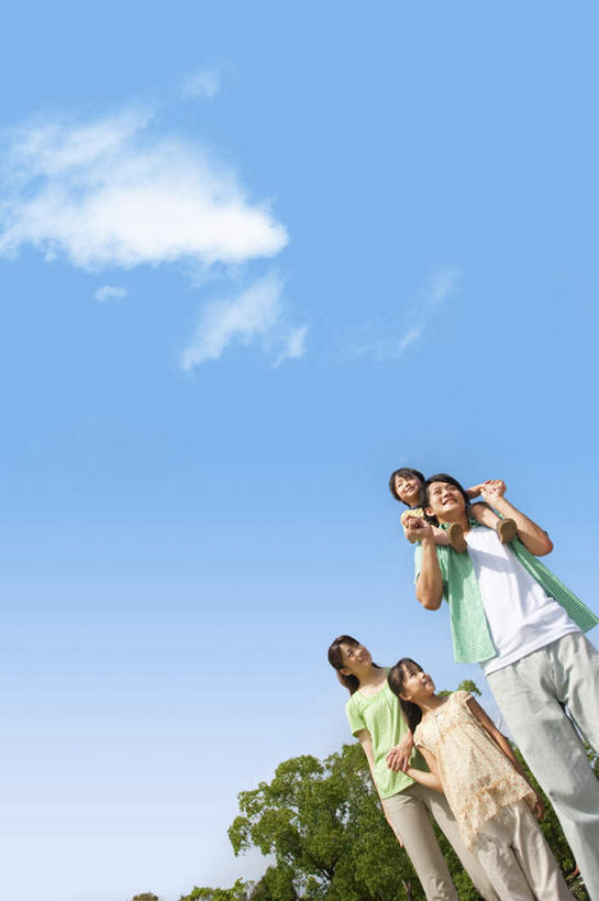 东方人,儿童,头发,四个人,家庭,夫妻,母亲,父亲,女儿,儿子,站,伸展双臂,笑,摸,微笑,露齿笑,竖图,室外,白天,仰视,爱情,纯洁,植物,亚洲,撑,抚摸,阴影,条纹,服装,光线,影子,云,云朵,浪漫,云彩,扭头,注视,休闲装,黄种人,树,树木,小孩,骑,衣服,蓝色,绿色,黑色,白云,蓝天,天空,阳光,自然,天,低头,观察,看,扛,站着,转头,休闲,温暖,温馨,父子,母女,一家人,休闲服,恩爱,父爱,可爱,母爱,童年,童趣,恋人,服饰,生长,成长,观看,和睦,察看,撑着,关注,童真,烂漫,无邪,扛在肩上,骑在肩上,天真,男孩,男人,男性,年轻男性,年轻女性,女孩,女人,女性,亚洲人,孩子,长发,夫妇,情侣,敞开双臂,触摸,接触,伸开双臂,展开双肩,站立,张开手臂,张开双臂,半身,彩图,低角度拍摄,伴侣,融洽,男生,女生