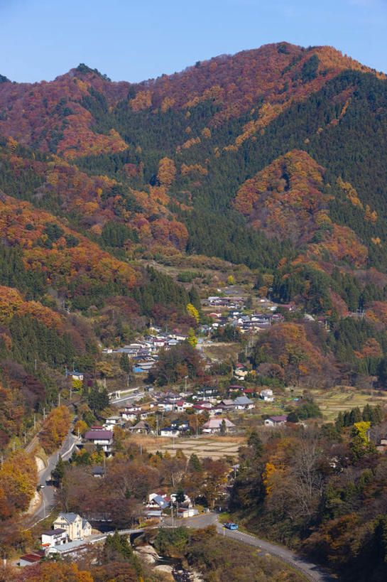 无人,家,竖图,俯视,航拍,室外,白天,旅游,度假,草地,草坪,美景,山,山脉,植物,道路,路,公路,日本,亚洲,阴影,光线,影子,房屋,屋子,景观,山峰,交通,山峦,娱乐,楼房,住宅,草,树,树木,蓝色,绿色,蓝天,天空,阳光,自然,群山,天,享受,休闲,景色,放松,生长,晴朗,成长,鸟瞰,自然风光,东亚,本州,万里无云,本州岛,日本国,东北地方,山形,山形县,晴空,晴空万里,马路,彩图,高角度拍摄,房子