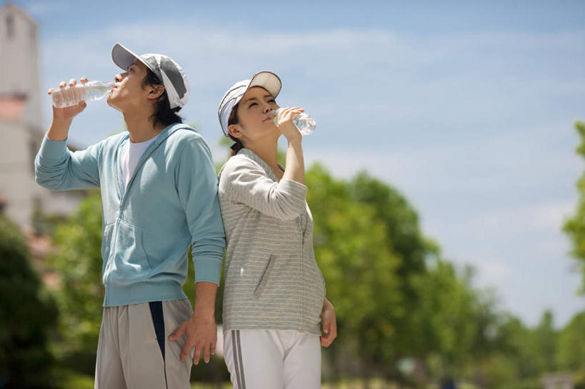 东方人,头发,两个人,家庭,夫妻,家,站,举,笑,摸,微笑,露齿笑,横图,室外,白天,正面,爱情,旅游,度假,植物,帽子,亚洲,抚摸,喝,握,阴影,服装,朦胧,模糊,光线,影子,房屋,屋子,云,云朵,浪漫,拿,云彩,拿着,注视,休闲装,黄种人,娱乐,运动帽,楼房,住宅,树,树木,两个,衣服,蓝色,绿色,白色,黑色,白云,蓝天,天空,阳光,自然,瓶子,塑料制品,天,观察,看,托,站着,享受,休闲,温暖,温馨,一家人,休闲服,塑料瓶,鸭舌帽,恩爱,放松,握着,恋人,服饰,生长,成长,观看,和睦,察看,关注,男人,男性,年轻男性,年轻女性,女人,女性,亚洲人,夫妇,情侣,触摸,接触,举起,举手,举着,向上举,向上伸,向上托,站立,半身,彩图,房子,伴侣,融洽