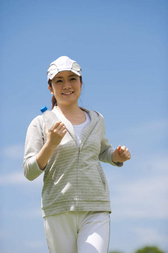 东方人,头发,一个人,站,跑,笑,微笑,露齿笑,竖图,室外,白天,仰视,锻炼,旅游,度假,运动,植物,帽子,亚洲,仅一个年轻女性,仅一个女性,仅一个人,阴影,服装,光线,影子,云,云朵,云彩,注视,休闲装,黄种人,娱乐,运动帽,树,树木,衣服,蓝色,绿色,白色,黑色,灰色,白云,蓝天,天空,阳光,自然,天,观察,看,站着,享受,休闲,休闲服,鸭舌帽,放松,抬手,服饰,生长,成长,观看,察看,关注,一顶,体育,年轻女性,女人,女性,亚洲人,长发,跑步,站立,半身,彩图,低角度拍摄,健身