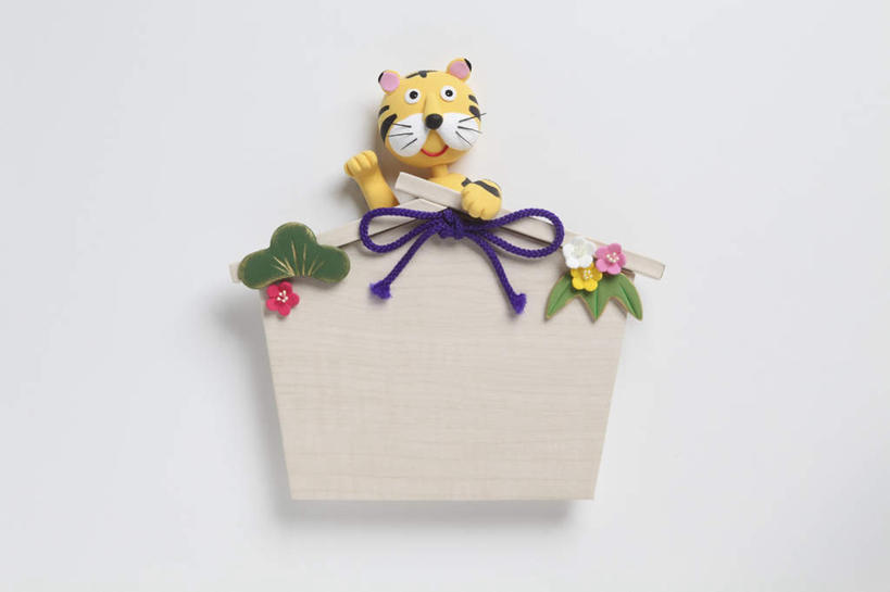 无人,家,举,横图,室内,特写,白天,白色背景,正面,野生动物,叶子,一根,吊挂,悬挂,装饰,盛开,木制,房屋,屋子,绿叶,纸条,挂,花蕾,挥手,注视,再见,楼房,住宅,装饰品,花,花瓣,花朵,鲜花,一个,红色,紫色,动物,蝴蝶结,模型,木制品,装饰物,花苞,花蕊,观察,看,手势,托,招手,嫩叶,线绳,摄影,影棚,单个,告别,观看,华丽,修饰,点缀,察看,关注,饰物,摆动,凶猛,离别,衬托,美观,雅致,雅观,辞行,残暴,凶残,叶,叶片,老虎,举起,举手,举着,向上举,向上伸,向上托,彩图,影棚拍摄,拍摄,房子